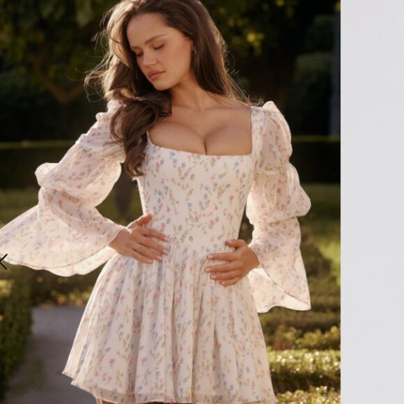 HOUSE OF CB Sancia White Posy Print Puff Sleeve Mini Dress NWOT - Picture 3 of 8